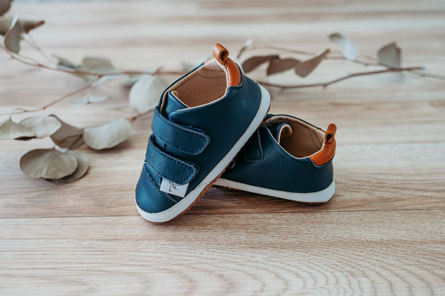 Load image into Gallery viewer, Casual Navy Low Top
